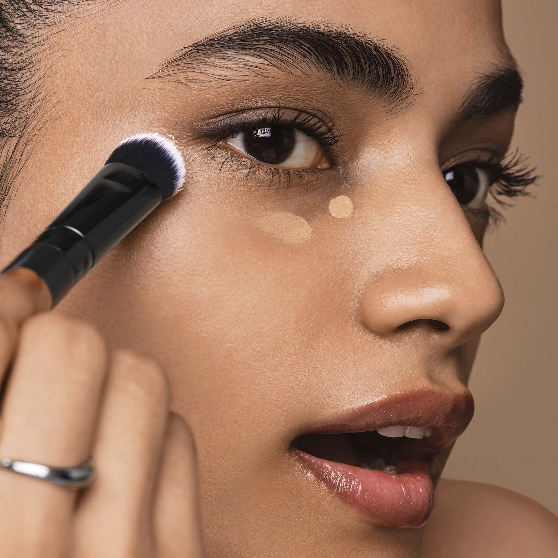 tap-and-blend-concealer-brush-t8 042925_Dipti_SoftGlam_Brushes_App_0044_477_w3QC_IGF.jpg