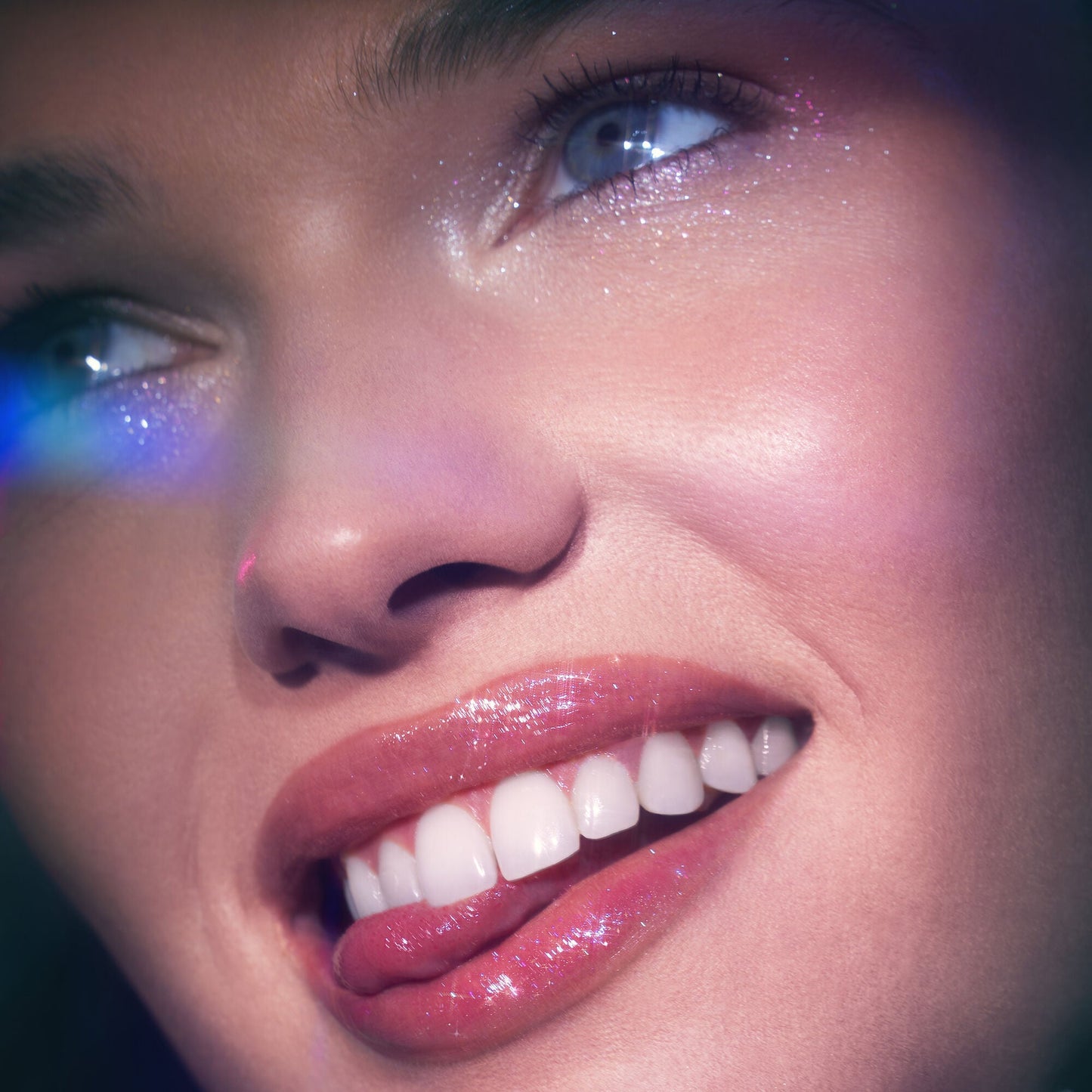 glow-reviver-lip-oil-glimmer-j4 053124_Lily_LipOil_OFace_FineAsFleck_0315_v4_RGB_IGF.jpg