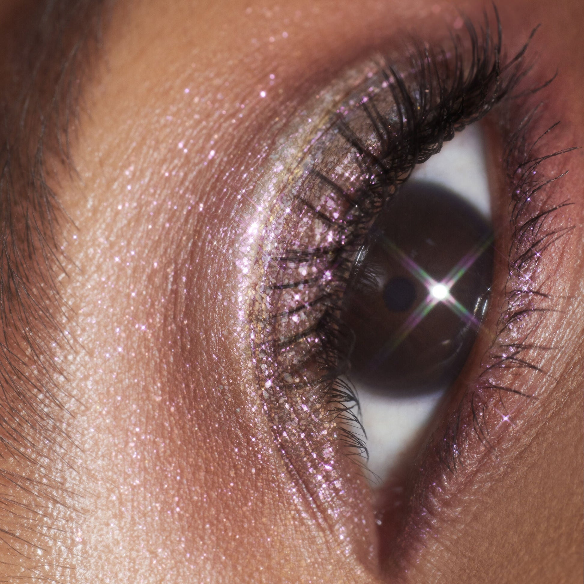 duochrome-liquid-eyeshadow-j4 061223_Chi_SparkPink_0023_FINAL_RGB_IGF.jpg