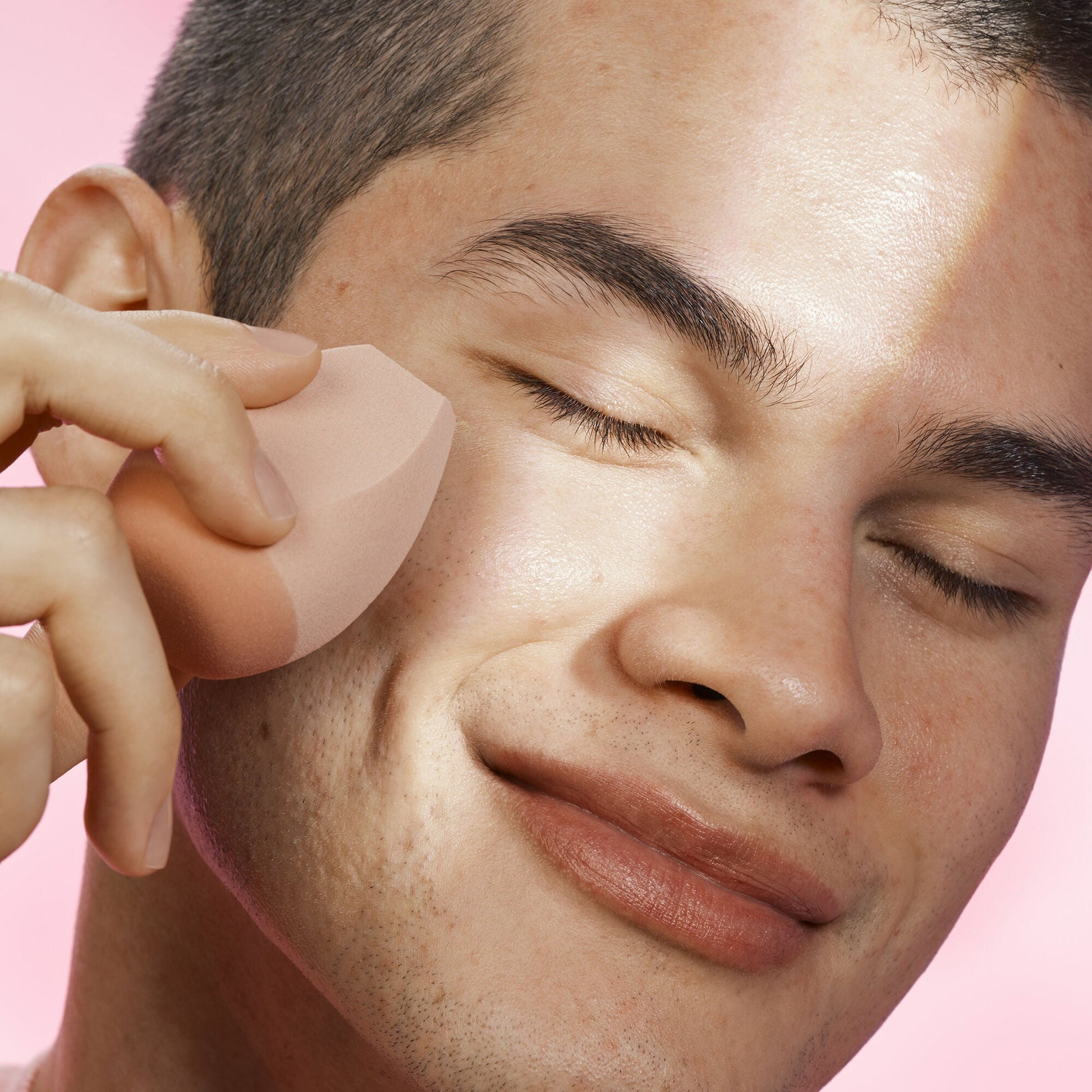 halo-glow-angled-silicone-face-sponge-j0 102124_HGST_Alfredo_Application_0134_v2_RGB_IGF.jpg