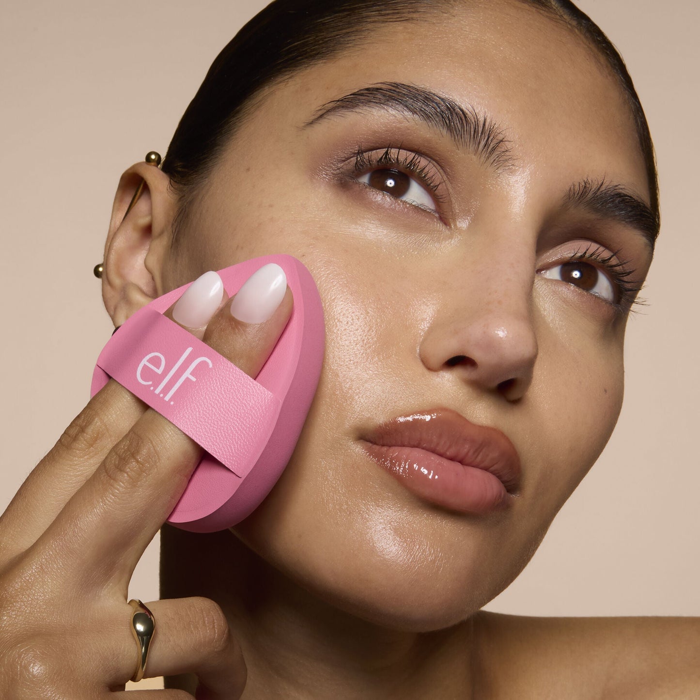 pillow-puff-foundation-sponge-g5 81838_MOM_PILLOW_PUFF_FOUNDATION_SPONGE_TOOL_SHOT_SONALI_0126_V2.jpg