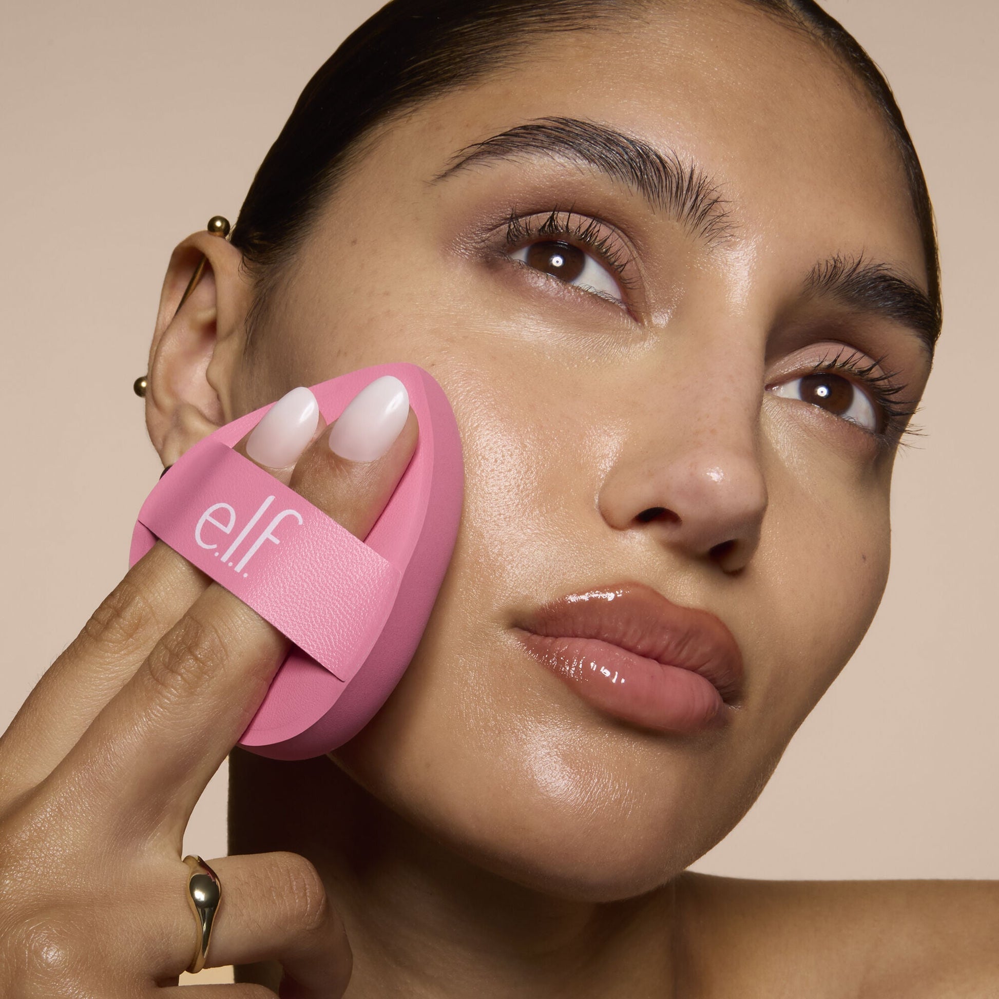 pillow-puff-foundation-sponge-g5 81838_MOM_PILLOW_PUFF_FOUNDATION_SPONGE_TOOL_SHOT_SONALI_0126_V2.jpg