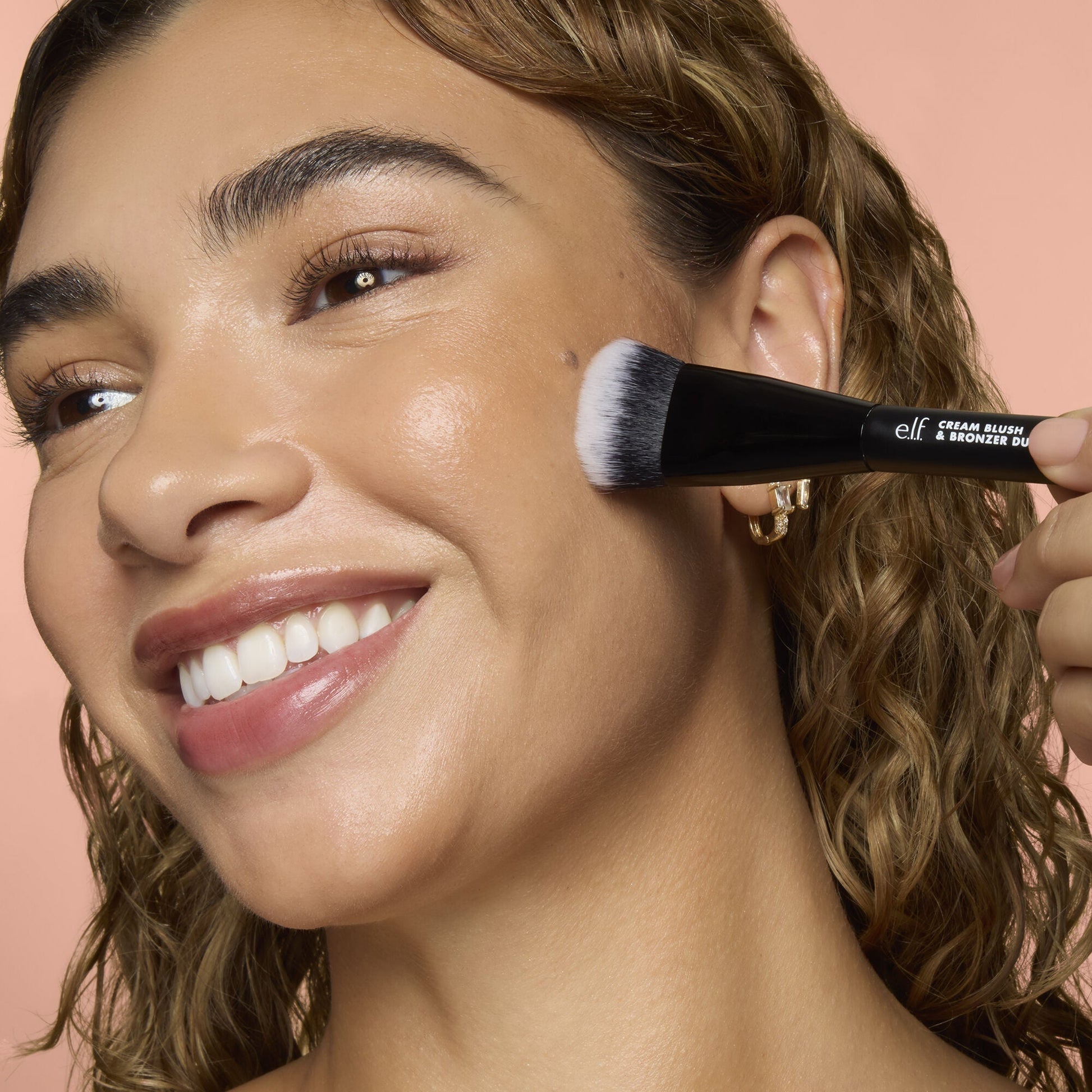 cream-blush-and-bronzer-duo-brush-u5 83857_CREAM_BLUSH_BRONZER_DUO_BRUSH_Q4_Alyssa_0173_V4_388aa08a-f9a4-4160-ae36-d9cdde1f6141.jpg