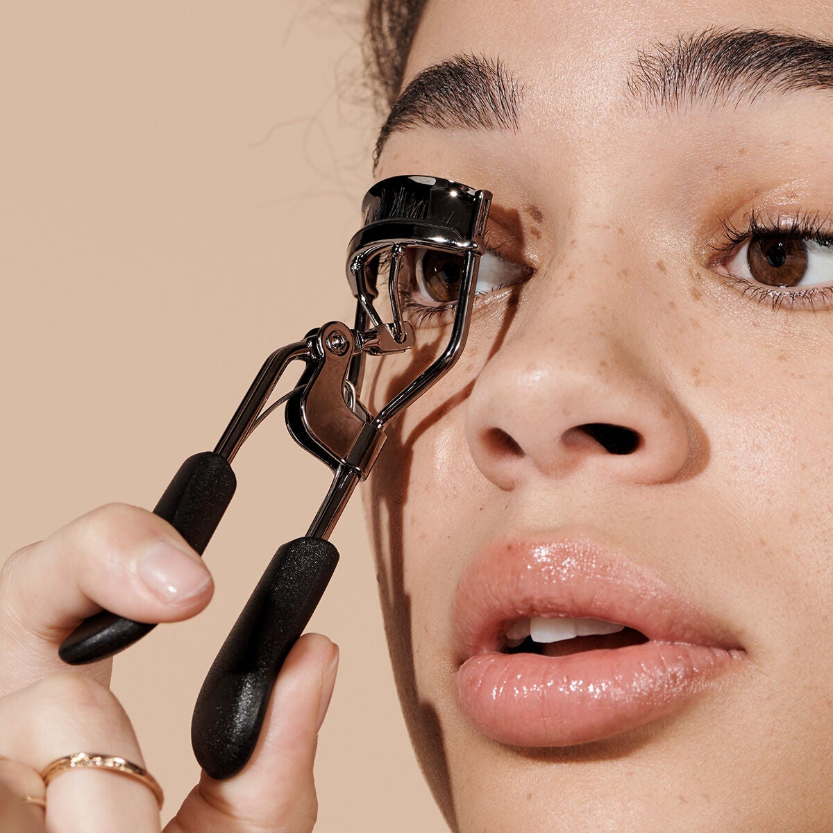 pro-eyelash-curler-y4 84067_ProEyelashCurler_Model.jpg