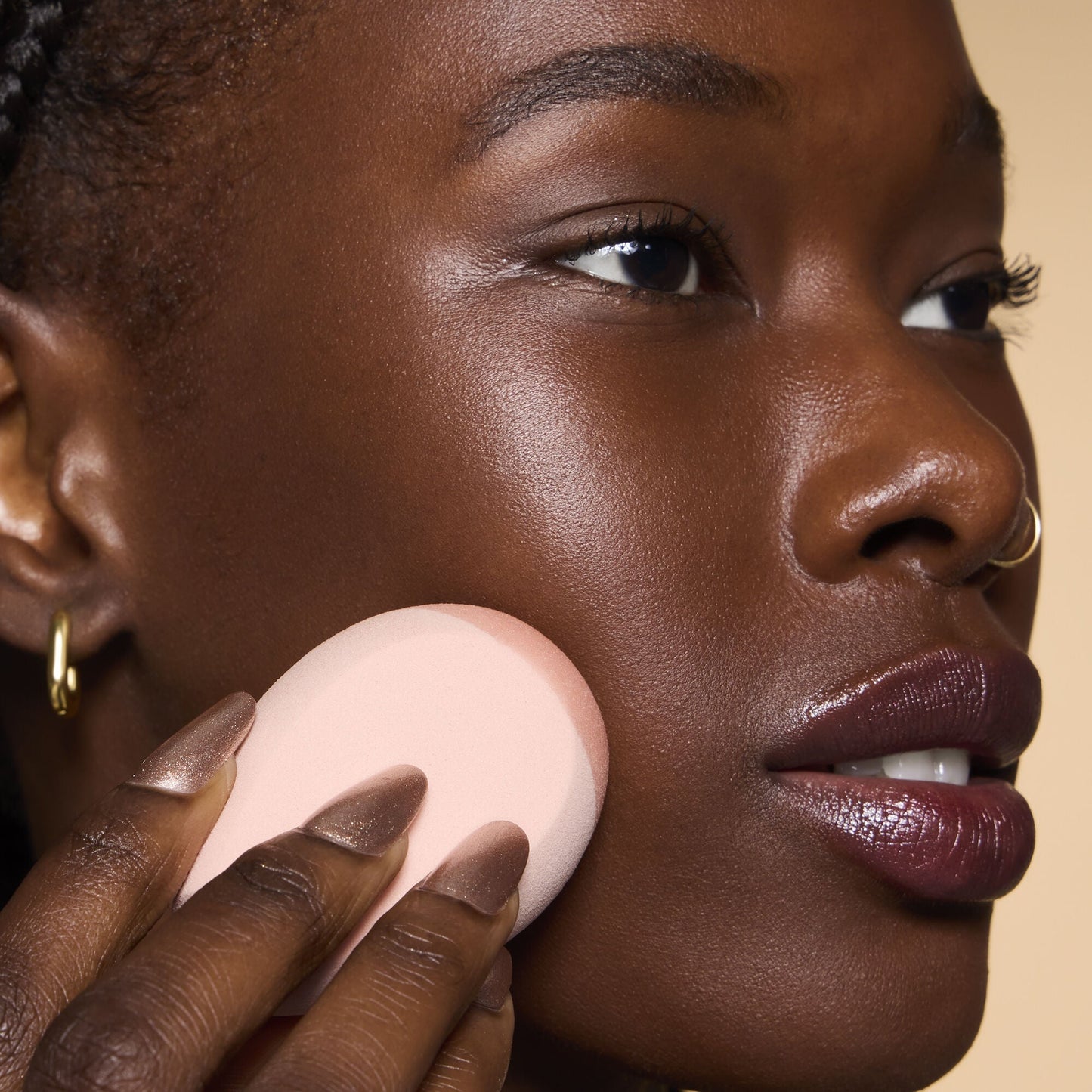 halo-glow-angled-silicone-face-sponge-j0 84235_HALO_GLOW_ANGLED_SILICONE_FACE_SPONGE_BILLIE_0078_V3.jpg