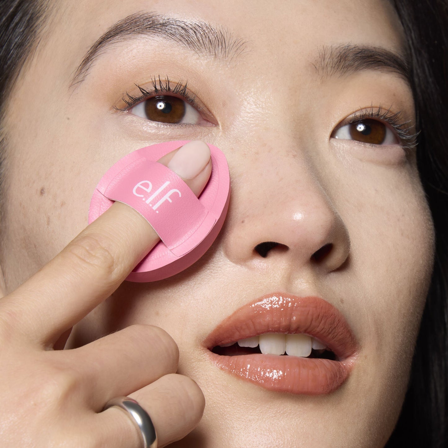 pillow-puff-concealer-sponge-b6 85120_MOM_PILLOW_PUFF_CONCEALER_SPONGE_TOOL_SHOT_SAKURA_V1_0095_V3.jpg